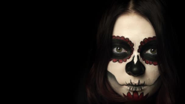 Woman with the dead mans makeup opens her eyes and smiles — Stock Video