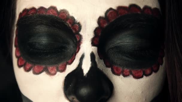 Close-up of the opening eyes of a girl with makeup for the holiday of Santa Muerte — Stock Video