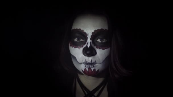 Portret van een meisje met traditionele Santa Muerte make-up in een dynamische schijnwerpers — Stockvideo