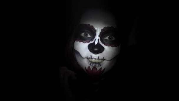 Bruxa com maquiagem esqueleto faz uma dança ritual místico — Vídeo de Stock