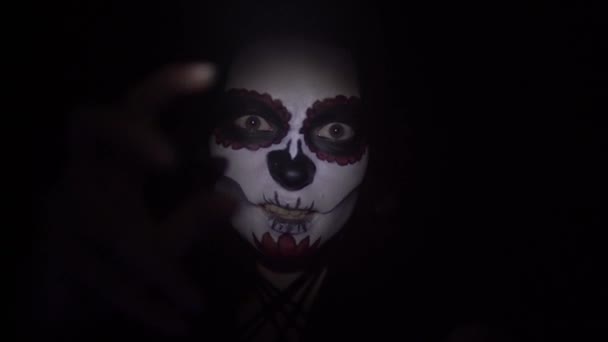 Meisje met een skelet make-up voert een gek voodoo dans — Stockvideo