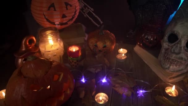 Zestaw dekoracji na Halloween na drewnianym stole porusza aparat — Wideo stockowe