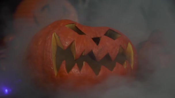 Jack o Laternen-Kürbis als Halloween-Dekoration in Rauch-Nahaufnahme — Stockvideo