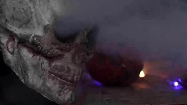 Crânio terrível com fumaça saindo dele — Vídeo de Stock