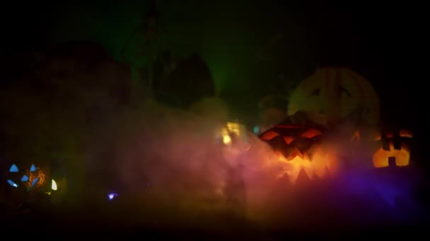 Masser af halloween dekorationer ved træbordet blæser af røgen – Stock-video