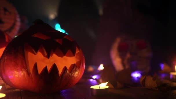 Zucca di Halloween con candela all'interno è in piedi davanti al cranio — Video Stock