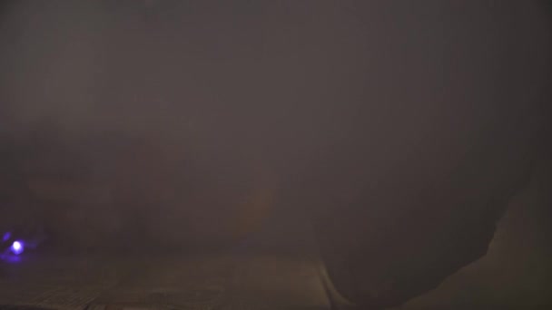 Tengkorak manusia asap tebal melarikan diri dari mata menutup — Stok Video