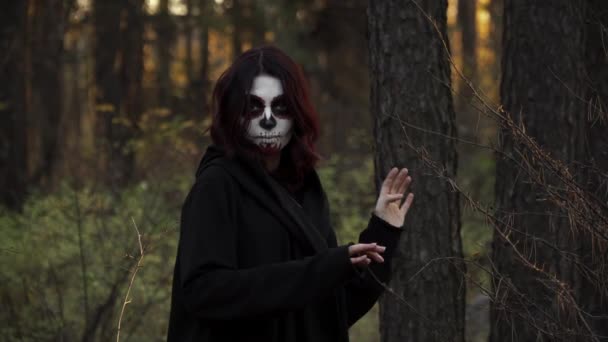Κορίτσι με μυστηριώδη μακιγιάζ ενός νεκρού άνδρα στη φύση στον ήλιο — Αρχείο Βίντεο
