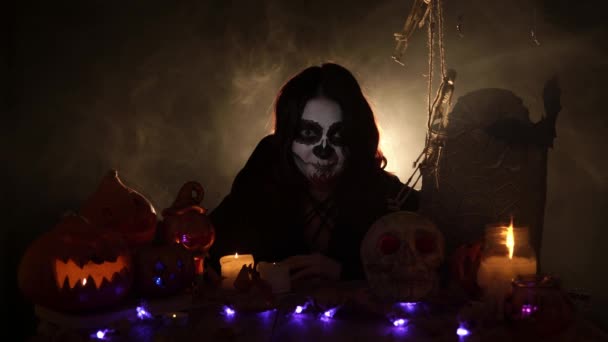 Kvinna med Santa Muerte makeup klockor i kameran med skrämmande ansikte — Stockvideo
