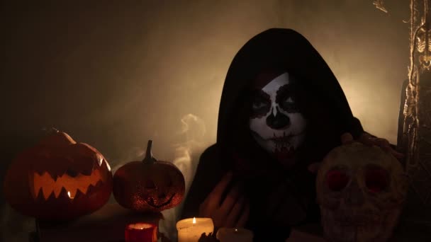 Dívka s Santa Muerte make-up hodinky v kameře a děsí s řevem — Stock video