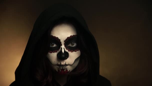 Donna con Santa Muerte trucco tranquillamente guarda dritto in macchina fotografica — Video Stock