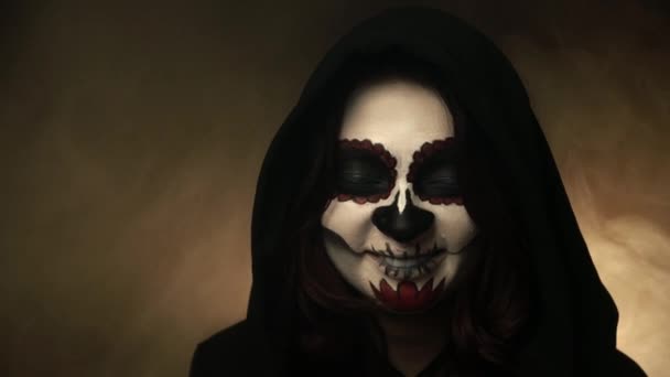 Mulher com maquiagem Santa Muerte está rindo e falando em estúdio — Vídeo de Stock