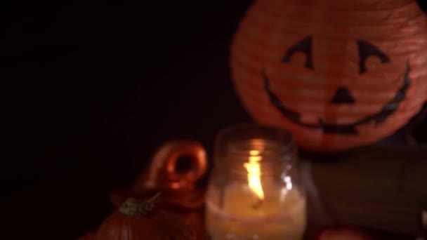 Stilleben av halloween dekorationer och svart rök kommer ut ur pumpa — Stockvideo