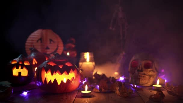 Fumo spesso si riempie intorno alle decorazioni mistiche per Halloween — Video Stock