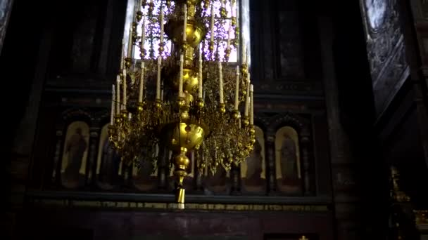 Câmera frigideiras em torno de um grande lustre na sala central do templo — Vídeo de Stock