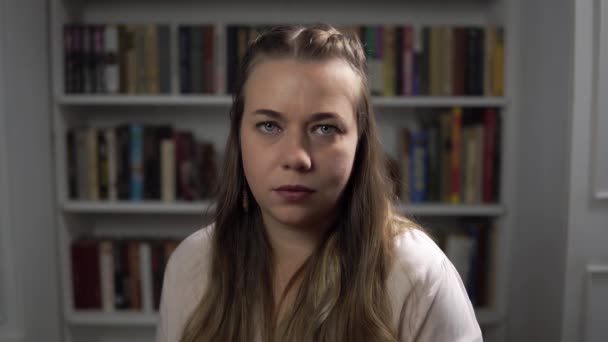 Mujer psicóloga negativa asiente y dice que no hay retrato de fondo de los libros — Vídeo de stock