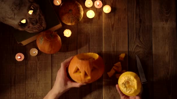 Zet een hoed op Jacks pompoen decoraties op Halloween — Stockvideo