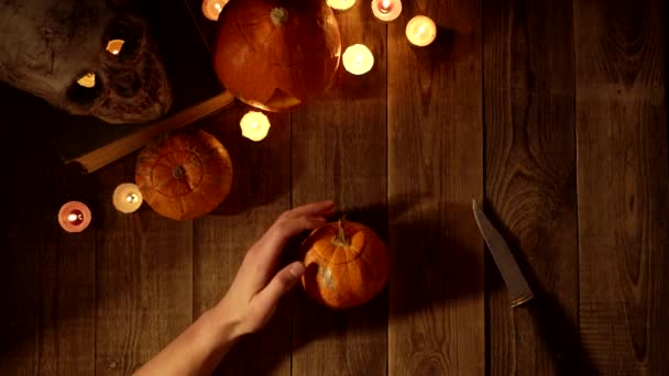 Corte limpio de una linterna de calabaza para la vista superior de Halloween — Vídeos de Stock
