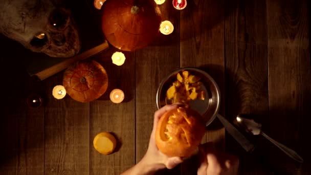 Чистка гарбузового ліхтаря з готелів і насіння для прикрас на Хеллоуїн — стокове відео