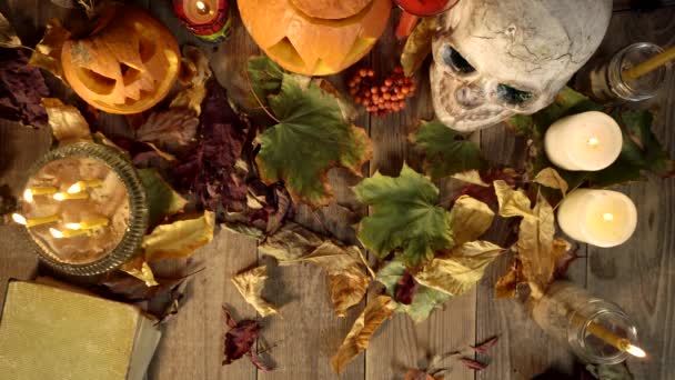 Feuilles poussées à la main pour le texte Halloween décorations fond — Video