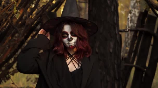 Hexe mit Hut und santa muerte Make-up schickt Luftkuss in die Kamera — Stockvideo