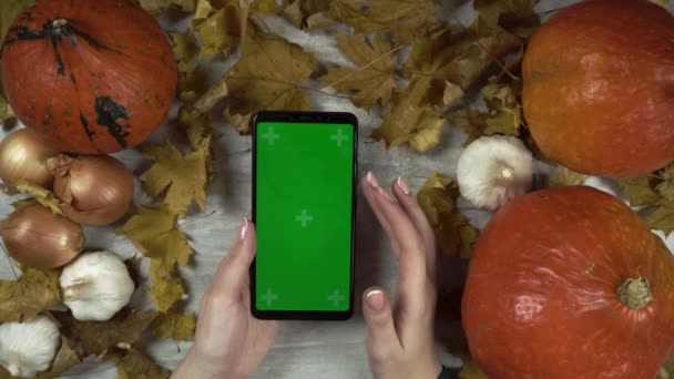 Mujer mueve el teléfono celular con pantalla verde y golpecitos y pasa la pantalla con la mano derecha — Vídeo de stock