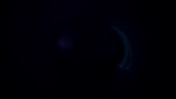 Blaues rundes Licht flackert, verblasst zu Schwarz und färbt sich violett — Stockvideo