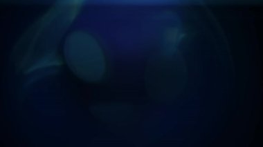 Anamorfik mercek, karanlıkta mavi renkte yanıp sönüyor.