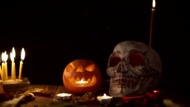 Cadılar Bayramı için ayin masasının süslemeleri arasında siyah bir zemin üzerinde Pan