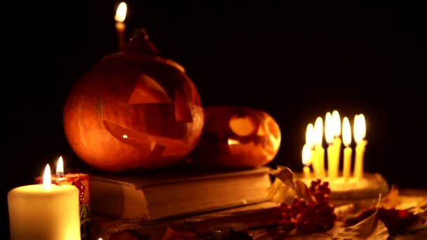 Decoraciones de mesa con calabazas y velas en la muñeca de Halloween cámara panorámica — Vídeo de stock