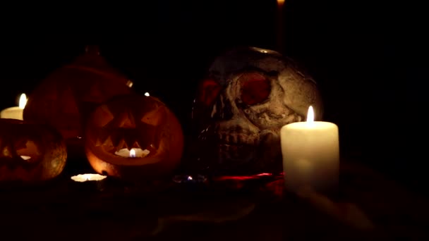 Хеллоуїн прикраси в свічковому світлі на чорному фоні панелі камери лялька — стокове відео