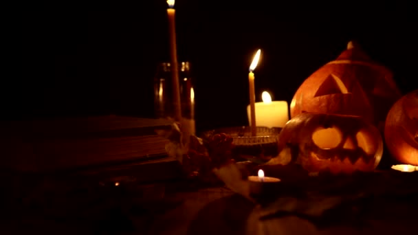 Людський череп і гарбузові вогні в свічковому світлі Хеллоуїн прикраси панелі камери лялька — стокове відео