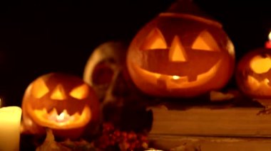 Cadılar Bayramı için balkabağı kompozisyonu Kamera kopya alanı için odak dışına hareket eder