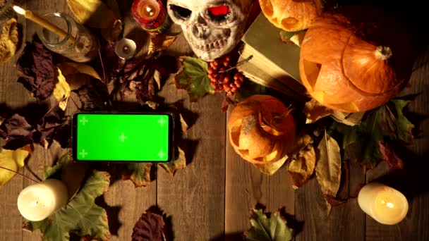 Gestos para usar um smartphone vertical com uma tela verde no fundo do Halloween — Vídeo de Stock