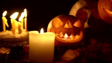 Siyah arkaplanda balkabağı feneri. Mumlar arasında oyuncak kamera hareketi..