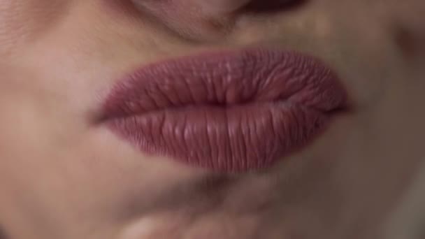 Frau lächelt breit und bewegt ihren Mund mit verschiedenen Gesten — Stockvideo