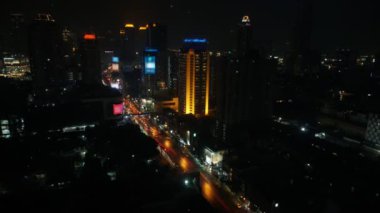 Aydınlatılmış sokaklar ve gece araba akışı Bangkok