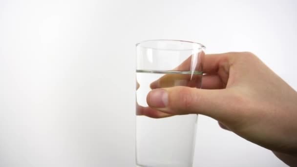 Mans main tient verre clair avec de l'eau et des boissons de celui-ci — Video