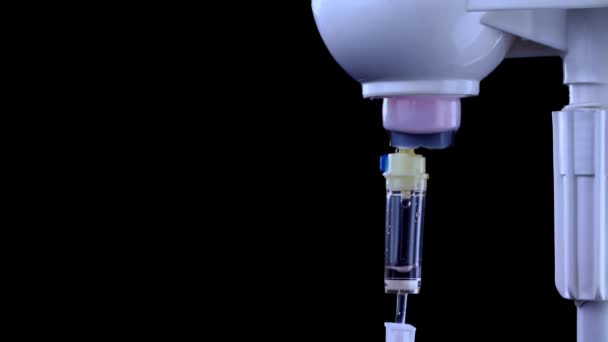 Een ambulancedokter werkt met een infusiesysteem op een zwarte achtergrond — Stockvideo