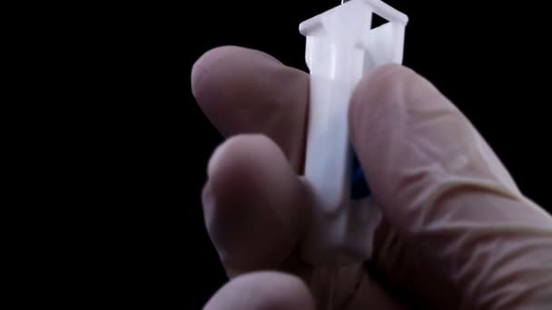 Врач регулирует врачебный капельный клапан в свете сирены автомобиля скорой помощи — стоковое видео