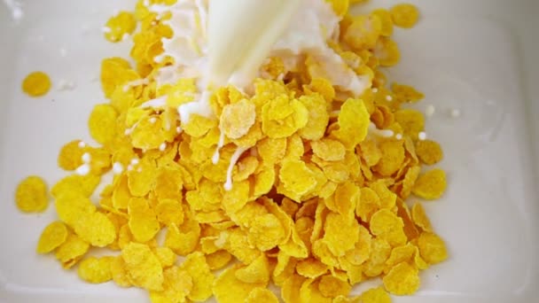 Corn vlokken giet melk. Cornflakes in slow motion. — Stockvideo