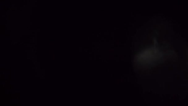 Weißes Licht flackert und verblasst zu Schwarz in der Dunkelheit des Ateliers — Stockvideo