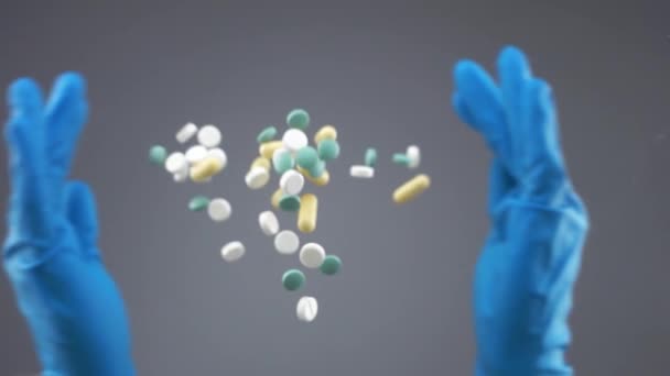 Koncepcja farmaceuty w rękawiczkach jednorazowego użytku rzucającego garść tabletek w zwolnionym tempie — Wideo stockowe