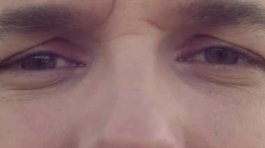 Kafkas erkek gözlerinin aşırı yakınlığı.