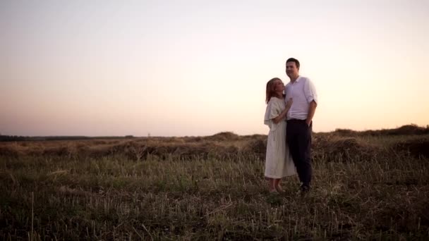 Jeune couple caucasien amoureux debout sur le terrain le jour d'été au ralenti — Video