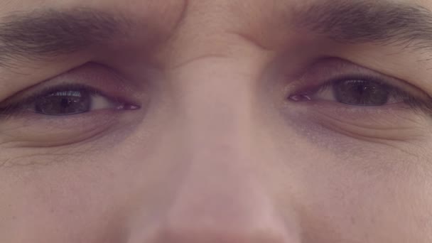 Extremo close-up de homens caucasianos olhos — Vídeo de Stock
