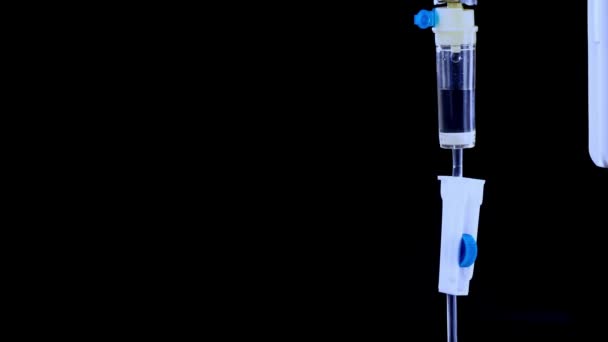 Close-up van de intraveneuze druppelaar met druppelende vloeistof in het apparaat — Stockvideo
