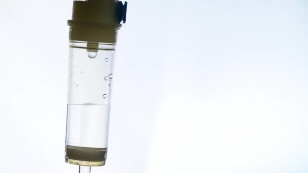 Крупним планом препарат, що занурюється всередину пластикового резервуара крапельниці в сигнал швидкої допомоги — стокове відео