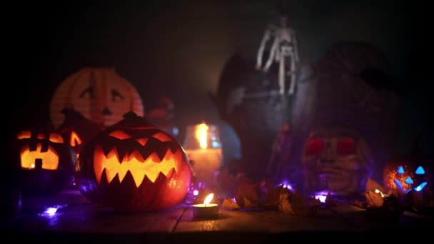 Sinar lampu senter menyalakan labu halloween dan lilin di meja — Stok Video