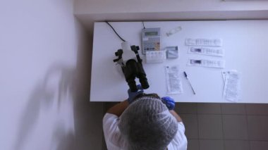 Biyolojik materyallerin mikroskopiye hazırlanmasıyla laboratuvar kaydırma hazırlığı